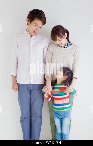 Famiglia giapponese che si accoccolano l'un l'altro Foto Stock