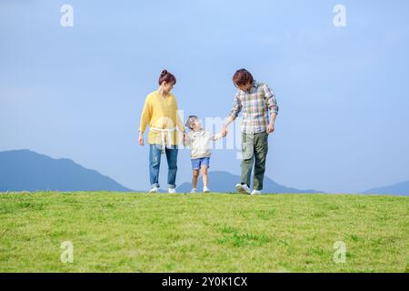 Famiglia giapponese che cammina mano nella mano Foto Stock