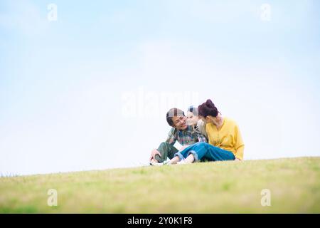 Famiglia giapponese che si accoccolano l'un l'altro Foto Stock