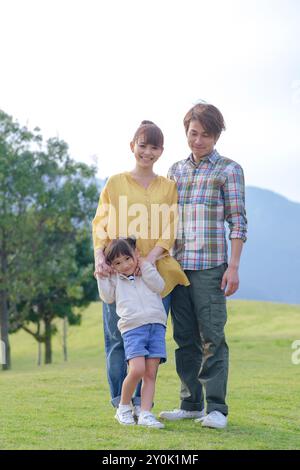 Famiglia giapponese che si accoccolano l'un l'altro Foto Stock