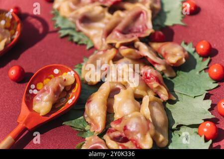 Gnocchi, ripieni di ciliegie, bacche. Pierogi, varenyky, vareniki pirohy - gnocchi con ripieno piatto popolare Foto Stock