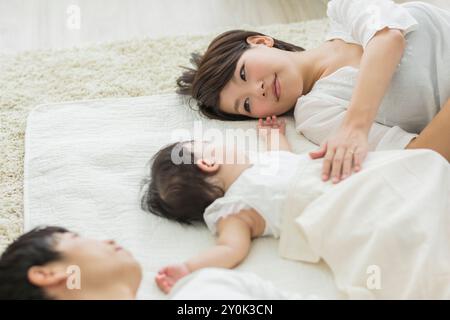 Genitori che guardano un bambino che dorme Foto Stock