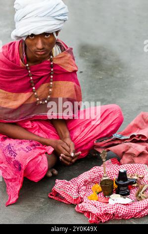 Ritratto di un pellegrino indù che esegue una cerimonia puja a Gangasagar, Bengala Occidentale, India. Foto Stock