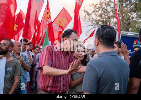 I membri del Partito Comunista di Turchia (TKP) discutono con un gruppo di agenti di polizia in borghese di fronte al porto di Alsancak durante la manifestazione. I membri del Partito Comunista di Turchia (TKP) marciarono fino al porto di Izmir Alsancak dopo che la USS Wasp, una nave d'assalto anfibia inviata nella regione dagli Stati Uniti per proteggere Israele, attraccò al porto di Izmir Alsancak. La manifestazione contro la guerra è stata organizzata per sostenere il popolo palestinese e il Medio Oriente. È stato riferito che una veglia sarà tenuta di fronte al porto fino a quando la nave non partirà da Smirne. Foto Stock