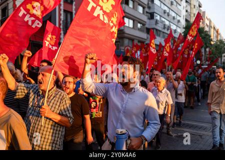 Izmir, Turchia. 2 settembre 2024. I membri del Partito Comunista di Turchia (TKP) marciano con le bandiere del partito durante la manifestazione. I membri del Partito Comunista di Turchia (TKP) marciarono fino al porto di Izmir Alsancak dopo che la USS Wasp, una nave d'assalto anfibia inviata nella regione dagli Stati Uniti per proteggere Israele, attraccò al porto di Izmir Alsancak. La manifestazione contro la guerra è stata organizzata per sostenere il popolo palestinese e il Medio Oriente. È stato riferito che una veglia sarà tenuta di fronte al porto fino a quando la nave non partirà da Smirne. Credito: SOPA Images Limited/Alamy Live News Foto Stock