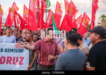 I membri del Partito Comunista di Turchia (TKP) discutono con un gruppo di agenti di polizia in borghese di fronte al porto di Alsancak durante la manifestazione. I membri del Partito Comunista di Turchia (TKP) marciarono fino al porto di Izmir Alsancak dopo che la USS Wasp, una nave d'assalto anfibia inviata nella regione dagli Stati Uniti per proteggere Israele, attraccò al porto di Izmir Alsancak. La manifestazione contro la guerra è stata organizzata per sostenere il popolo palestinese e il Medio Oriente. È stato riferito che una veglia sarà tenuta di fronte al porto fino a quando la nave non partirà da Smirne. Foto Stock