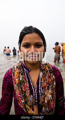 Ritratto di un pellegrino al festival annuale di Gangasagar nel Bengala Occidentale, in India. Foto Stock