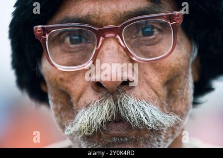 Ritratto di un pellegrino indù scattato al Gangasagar Mela nel Bengala Occidentale, India. Foto Stock