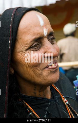 Ritratto di un pellegrino gujarati al festival annuale di Gangasagar nel Bengala Occidentale, in India. Foto Stock