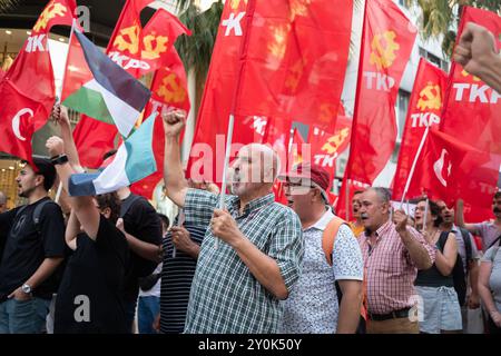 I membri del Partito Comunista di Turchia (TKP) marciano con bandiere palestinesi e di partito durante la manifestazione. I membri del Partito Comunista di Turchia (TKP) marciarono fino al porto di Izmir Alsancak dopo che la USS Wasp, una nave d'assalto anfibia inviata nella regione dagli Stati Uniti per proteggere Israele, attraccò al porto di Izmir Alsancak. La manifestazione contro la guerra è stata organizzata per sostenere il popolo palestinese e il Medio Oriente. È stato riferito che una veglia sarà tenuta di fronte al porto fino a quando la nave non partirà da Smirne. (Foto di Murat Kocabas/SOPA Images/Sipa USA) Foto Stock