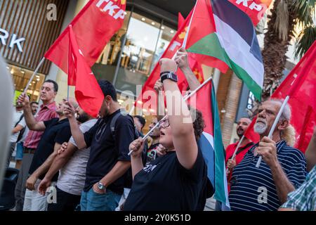 I membri del Partito Comunista di Turchia (TKP) marciano con bandiere palestinesi e di partito durante la manifestazione. I membri del Partito Comunista di Turchia (TKP) marciarono fino al porto di Izmir Alsancak dopo che la USS Wasp, una nave d'assalto anfibia inviata nella regione dagli Stati Uniti per proteggere Israele, attraccò al porto di Izmir Alsancak. La manifestazione contro la guerra è stata organizzata per sostenere il popolo palestinese e il Medio Oriente. È stato riferito che una veglia sarà tenuta di fronte al porto fino a quando la nave non partirà da Smirne. (Foto di Murat Kocabas/SOPA Images/Sipa USA) Foto Stock