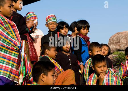 I bambini si divertono con gli eventi di raduno degli elefanti a Surin, Thailandia. Foto Stock