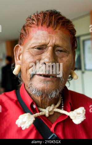 Un indigeni brasiliani uomo che indossa un orecchino tradizionali. Foto Stock