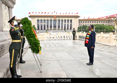 Pechino, Cina. 3 settembre 2024. Il presidente dello Zimbabwe Emmerson Mnangagwa posa una corona presso il Monumento agli eroi del popolo in Piazza Tian'anmen a Pechino, capitale della Cina, 3 settembre 2024. Crediti: Yin Bogu/Xinhua/Alamy Live News Foto Stock