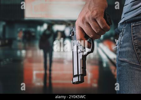 pistola da 9 mm che tiene in mano il tiratore con sfondo sfocato, concetto di sicurezza, guardia del corpo, gangster, mafie, rapina e protezione della proprietà Foto Stock