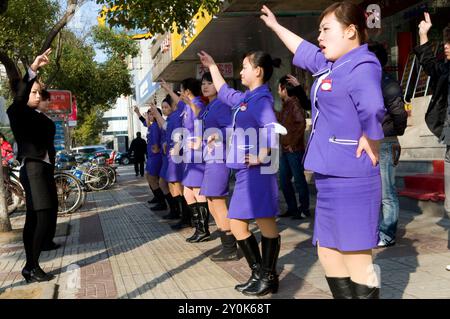 Local parrucchieri danza e spostare il segno dato loro dal proprio istruttore. Foto Stock