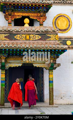Monaci buddisti presso il monastero di Erdene zuu nella valle di Orkhon, in Mongolia. Foto Stock
