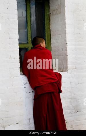 Un giovane monaco buddista nel monastero di Erdene zuu nella valle di Orkhon, Mongoliz. Foto Stock