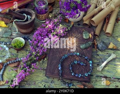 Mystic Still Life con magici libri di incantesimi, rotoli di carta e oggetti rituali strepitosi sul vecchio tavolo. Concetto occulto, esoterico, wicca e divinazione. No Foto Stock