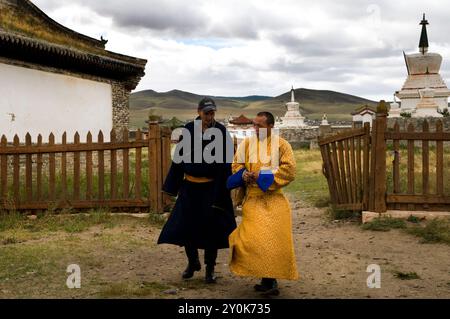 Monaci buddisti presso il monastero di Erdene zuu nella valle di Orkhon, in Mongolia. Foto Stock