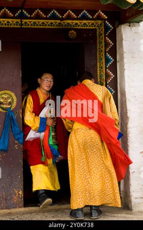 Monaci buddisti presso il monastero di Erdene zuu nella valle di Orkhon, in Mongolia. Foto Stock