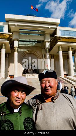 Mongolo gli uomini nella parte anteriore del parlamento mongolo in Piazza Sukhbaatar Ulaan Baatar ,Mongolia Foto Stock