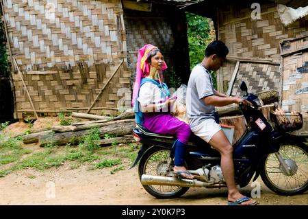 Una donna Kyan in un campo profughi in Thailandia al confine con il Myanmar. Foto Stock