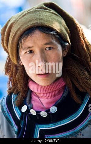 Ritratto di una donna Akha/Hani scattato nella provincia dello Yunnan meridionale, Cina. Foto Stock