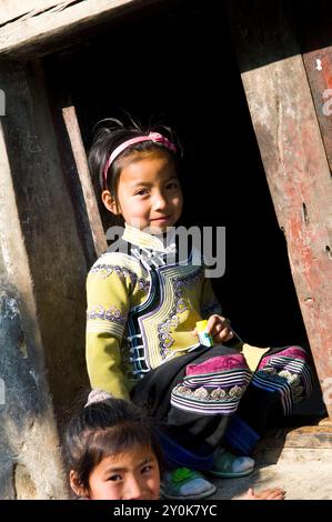 Graziose ragazze Hani / Akha nella regione YuanYang dello Yunnan, Cina. Foto Stock