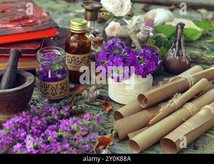 Mystic Still Life con magici libri di incantesimi, vecchi rotoli di carta e oggetti rituali strepitosi sul vecchio tavolo. Concetto occulto, esoterico, wicca e divinazione. Foto Stock