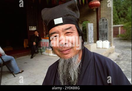 Ritratto di un sacerdote taoista in un tempio taoista nella provincia dello Shanxi, Cina. Foto Stock