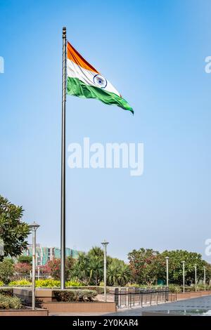 La bandiera nazionale dell'India tricolore di zafferano profondo, bianco e verde con l'Ashoka Chakra. Bandiera nazionale indiana che sventola a Mumbai Chatrapati Shivaji Foto Stock