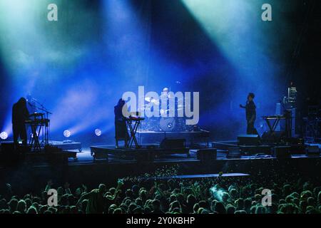 MOUNT KIMBIE, GREEN MAN FESTIVAL, 2024: Un'ampia vista sul palcoscenico mentre la band Mount Kimbie suona il Mountain Stage. Secondo giorno del Green Man Festival 2024 al Glanusk Park, Brecon, Galles, il 16 agosto 2024. Foto: Rob Watkins. INFO: Mount Kimbie è un duo di musica elettronica britannico noto per la loro innovativa miscela di suoni post-dubstep, ambient e sperimentali. La loro musica presenta ritmi intricati, texture atmosferiche e voci emotive, creando una presenza unica e influente nella scena musicale elettronica. Foto Stock