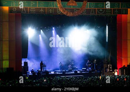 MOUNT KIMBIE, GREEN MAN FESTIVAL, 2024: Un'ampia vista sul palcoscenico mentre la band Mount Kimbie suona il Mountain Stage. Secondo giorno del Green Man Festival 2024 al Glanusk Park, Brecon, Galles, il 16 agosto 2024. Foto: Rob Watkins. INFO: Mount Kimbie è un duo di musica elettronica britannico noto per la loro innovativa miscela di suoni post-dubstep, ambient e sperimentali. La loro musica presenta ritmi intricati, texture atmosferiche e voci emotive, creando una presenza unica e influente nella scena musicale elettronica. Foto Stock