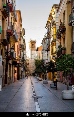 Stretta strada acciottolata vicino a Placa de la Mare de Deu (Plaza de la Virgen), Valencia, Spagna. Foto Stock