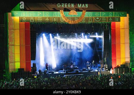 MOUNT KIMBIE, GREEN MAN FESTIVAL, 2024: Un'ampia vista sul palcoscenico mentre la band Mount Kimbie suona il Mountain Stage. Secondo giorno del Green Man Festival 2024 al Glanusk Park, Brecon, Galles, il 16 agosto 2024. Foto: Rob Watkins. INFO: Mount Kimbie è un duo di musica elettronica britannico noto per la loro innovativa miscela di suoni post-dubstep, ambient e sperimentali. La loro musica presenta ritmi intricati, texture atmosferiche e voci emotive, creando una presenza unica e influente nella scena musicale elettronica. Foto Stock