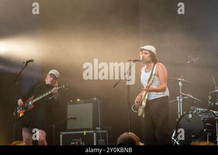 OPUS KINK, CONCERTO, 2024: La band Opus Kink suona The far Out Stage. Secondo giorno del Green Man Festival 2024 al Glanusk Park, Brecon, Galles, il 16 agosto 2024. Foto: Rob Watkins. INFO: Gli Opus Kink sono un gruppo post-punk inglese formatosi a Brighton nel 2017, composto da Sam Abbo, Angus Rogers, fin Abbo, Jack Banjo Courtney, Jazz Pope, e Jed Morgans. Foto Stock