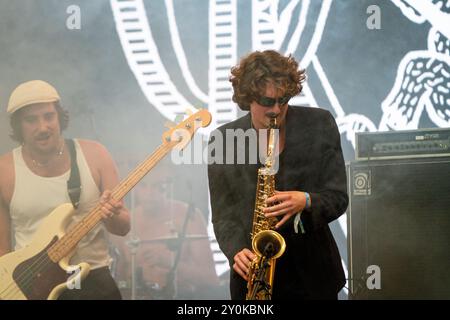 OPUS KINK, CONCERTO, 2024: La band Opus Kink suona The far Out Stage. Secondo giorno del Green Man Festival 2024 al Glanusk Park, Brecon, Galles, il 16 agosto 2024. Foto: Rob Watkins. INFO: Gli Opus Kink sono un gruppo post-punk inglese formatosi a Brighton nel 2017, composto da Sam Abbo, Angus Rogers, fin Abbo, Jack Banjo Courtney, Jazz Pope, e Jed Morgans. Foto Stock