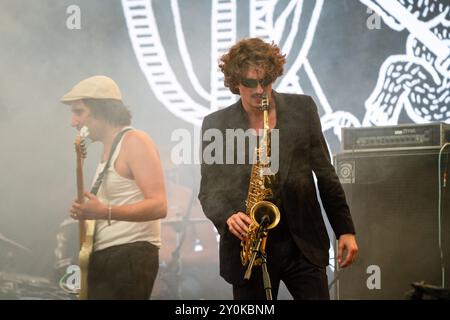 OPUS KINK, CONCERTO, 2024: La band Opus Kink suona The far Out Stage. Secondo giorno del Green Man Festival 2024 al Glanusk Park, Brecon, Galles, il 16 agosto 2024. Foto: Rob Watkins. INFO: Gli Opus Kink sono un gruppo post-punk inglese formatosi a Brighton nel 2017, composto da Sam Abbo, Angus Rogers, fin Abbo, Jack Banjo Courtney, Jazz Pope, e Jed Morgans. Foto Stock