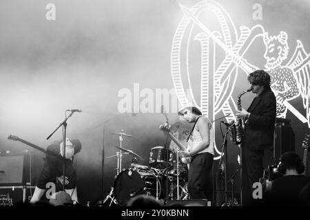 OPUS KINK, CONCERTO, 2024: La band Opus Kink suona The far Out Stage. Secondo giorno del Green Man Festival 2024 al Glanusk Park, Brecon, Galles, il 16 agosto 2024. Foto: Rob Watkins. INFO: Gli Opus Kink sono un gruppo post-punk inglese formatosi a Brighton nel 2017, composto da Sam Abbo, Angus Rogers, fin Abbo, Jack Banjo Courtney, Jazz Pope, e Jed Morgans. Foto Stock