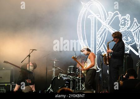 OPUS KINK, CONCERTO, 2024: La band Opus Kink suona The far Out Stage. Secondo giorno del Green Man Festival 2024 al Glanusk Park, Brecon, Galles, il 16 agosto 2024. Foto: Rob Watkins. INFO: Gli Opus Kink sono un gruppo post-punk inglese formatosi a Brighton nel 2017, composto da Sam Abbo, Angus Rogers, fin Abbo, Jack Banjo Courtney, Jazz Pope, e Jed Morgans. Foto Stock