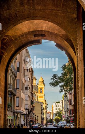 Vista della Chiesa di San Michele e San Sebastiano dalle porte di Torres de Quart, Placa de Santa ursula, Valencia, Spagna. Foto Stock