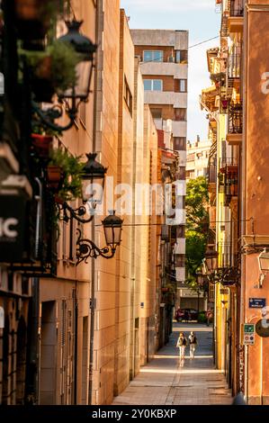 Strette strade acciottolate vicino a Torres de Quart e Placa de Santa ursula, valencia, spagna. Foto Stock