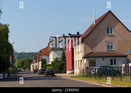 Waltershausen, Germania - 10 giugno 2023: Un tranquillo quartiere di Waltershausen si sviluppa con affascinanti case di vari colori che fiancheggiano la strada unde Foto Stock