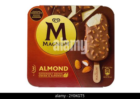 Scatola di 3 gelati Magnum alla mandorla isolati su sfondo bianco - UK - gelato alla vaniglia ricoperto di cioccolato al latte e mandorle Foto Stock