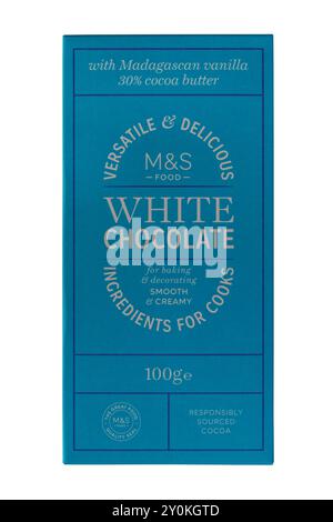 Bar White Chocolate versatile e delizioso per cuocere o decorare da M&S isolato su sfondo bianco - con vaniglia del Madagascar 30% burro di cacao Foto Stock