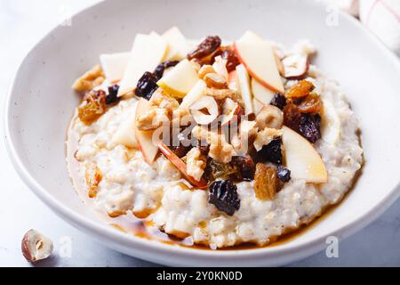 Bircher muesli con mela, uvetta e noci. Colazione salutare. Foto Stock
