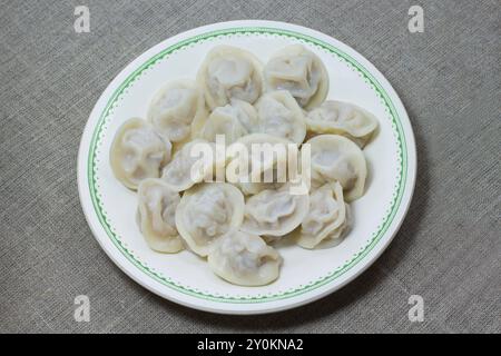 Piastra con gnocchi e forchetta sul tavolo Foto Stock