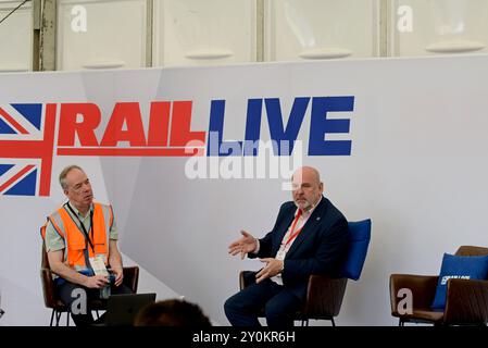 Mick Whelan, Segretario generale ASLEF, parla con l'editore della rivista FERROVIARIA Dickon Ross al Rail Live Industry Show, Long Marston, giugno 2024 Foto Stock