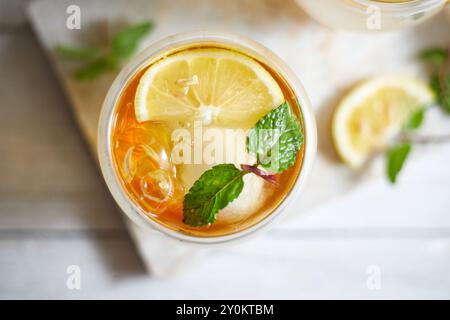 Tè freddo fatto in casa alla pesca con limone, concentrazione selettiva Foto Stock